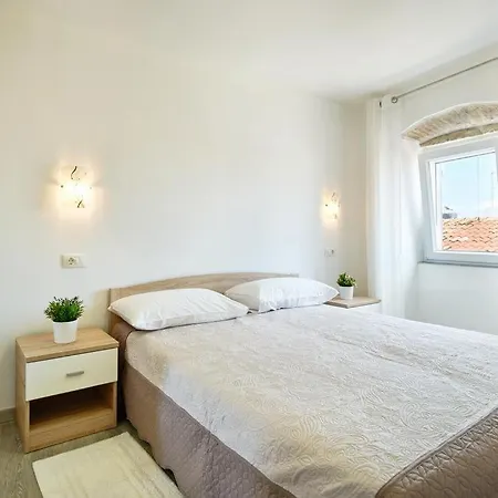 Roviv In The Old Town By Irundo Appartement